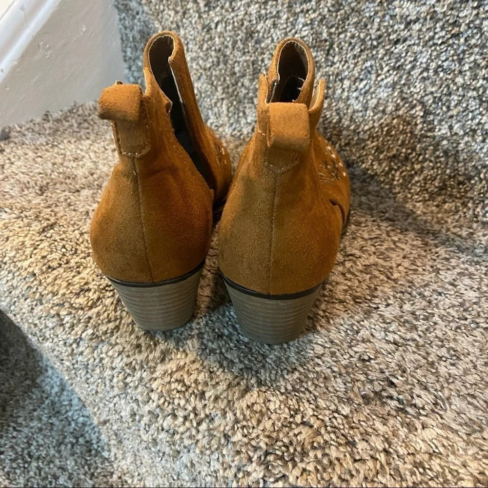 OLIVIA MILLER Embroidered Suede Floral Exposed Ankle Booties‎ Boho Size 6 - Picture 8 of 9